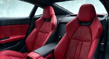 Innenraum-Highlights: Alcantara, Carbon, Heritage-Schriftzüge